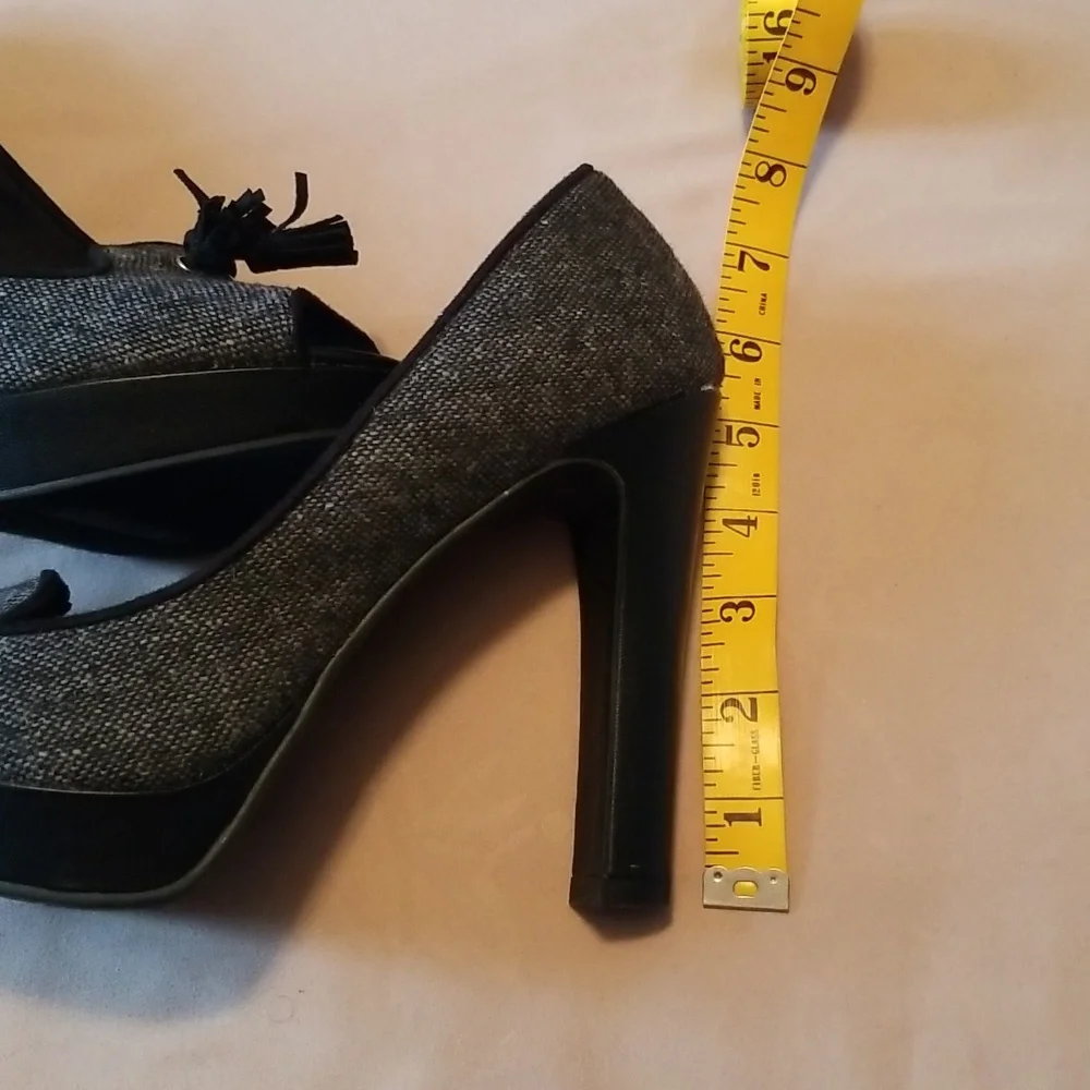 Beautiful, open-toe and tasseled heels - Picture 5 of 8